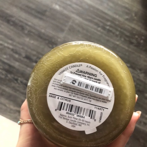 Sage & Citrus Yankee Candle (411g), Almost New. FREE with purchase over 50.00. - Picture 2 of 6